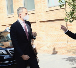 Su Majestad el Rey recibe el saludo del presidente de la Fundación Princesa de Girona, Francisco Belil